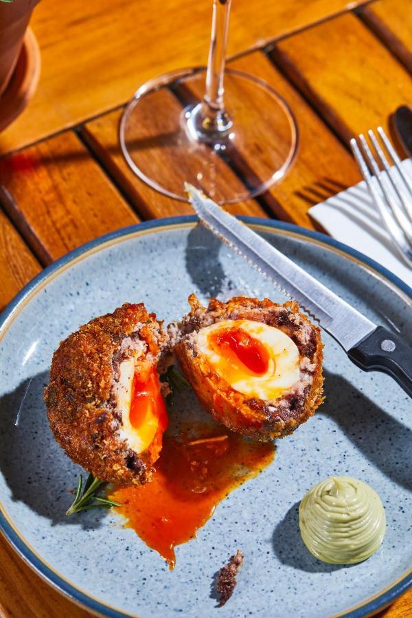 Jose Pizarro The Swan Inn Esher Zewnętrze zdjęcie